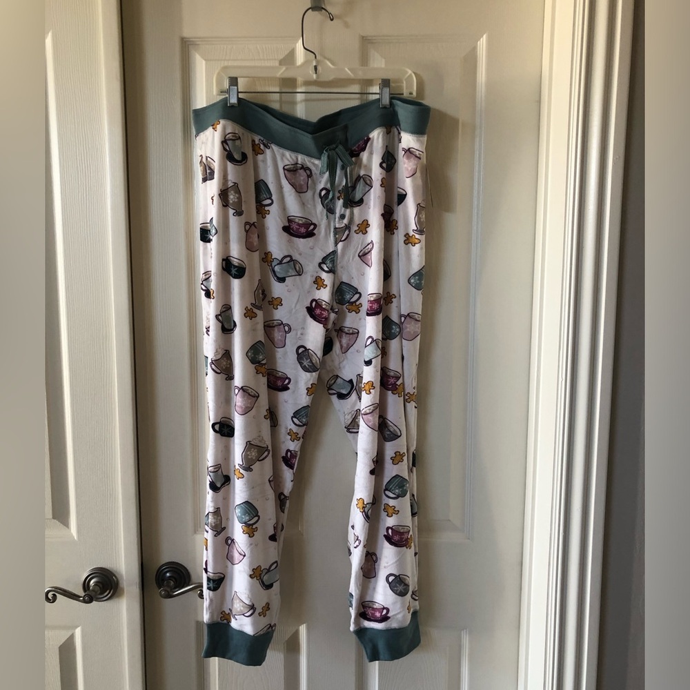 Secret Treasures pj/ loungewear pants. Soft, cozy material.